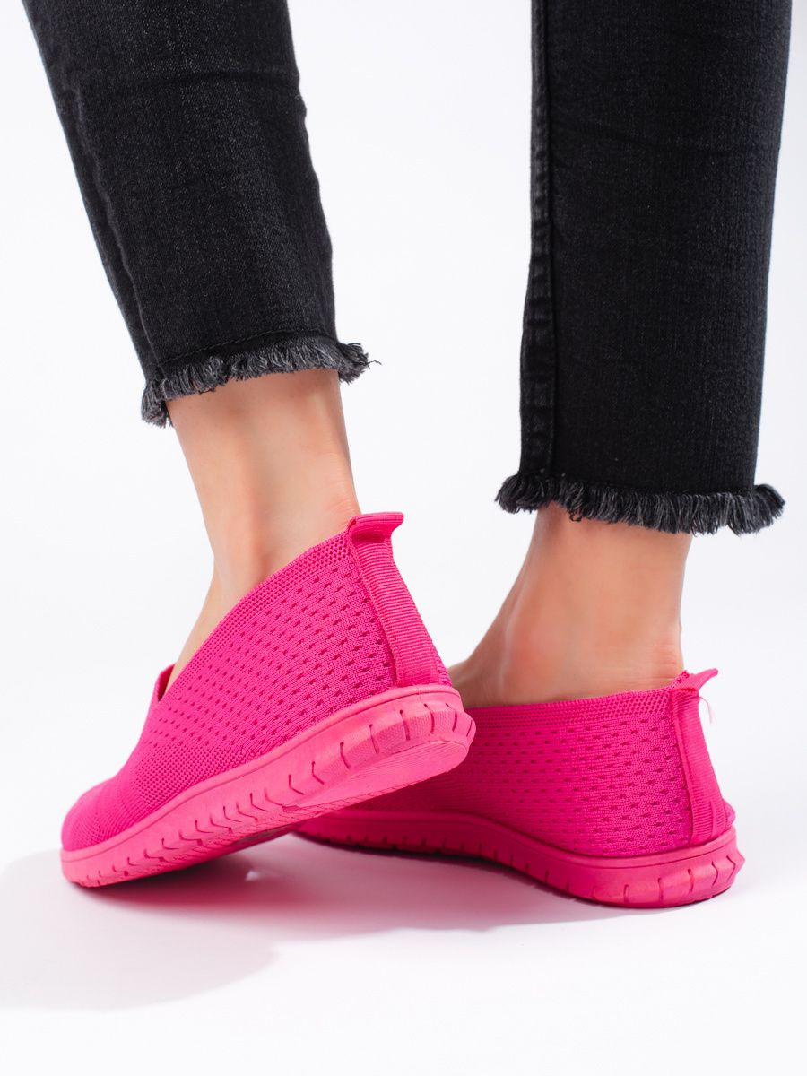 Rózsaszínű slip-on sportcipő.