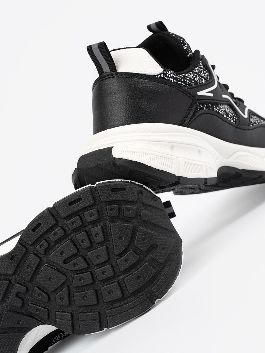 Fekete női sneakers díszítő betétekkel