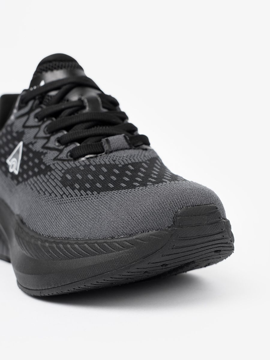 Könnyű fekete színű sneaker cipő szellős felsőrésszel