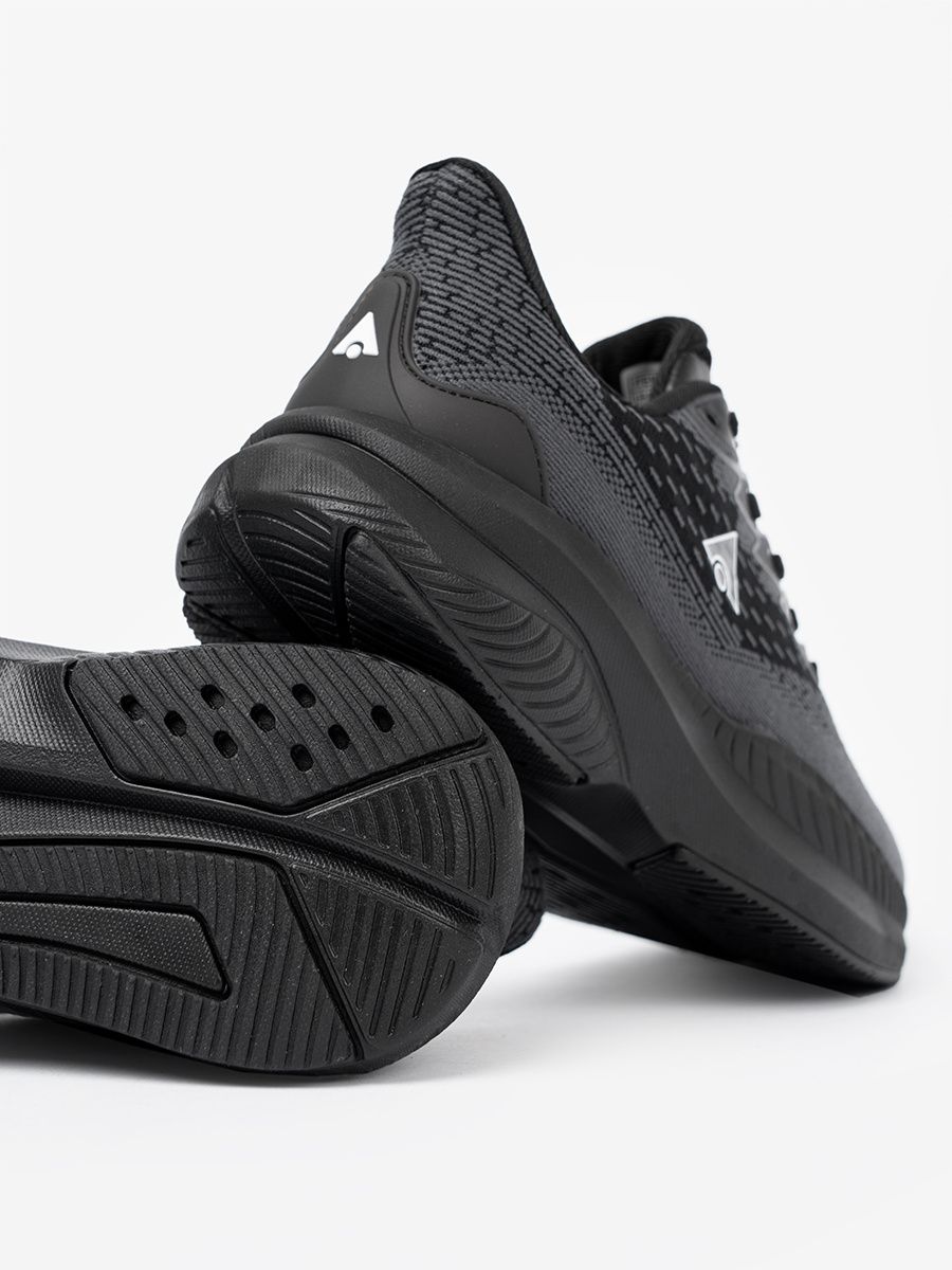 Könnyű fekete színű sneaker cipő szellős felsőrésszel