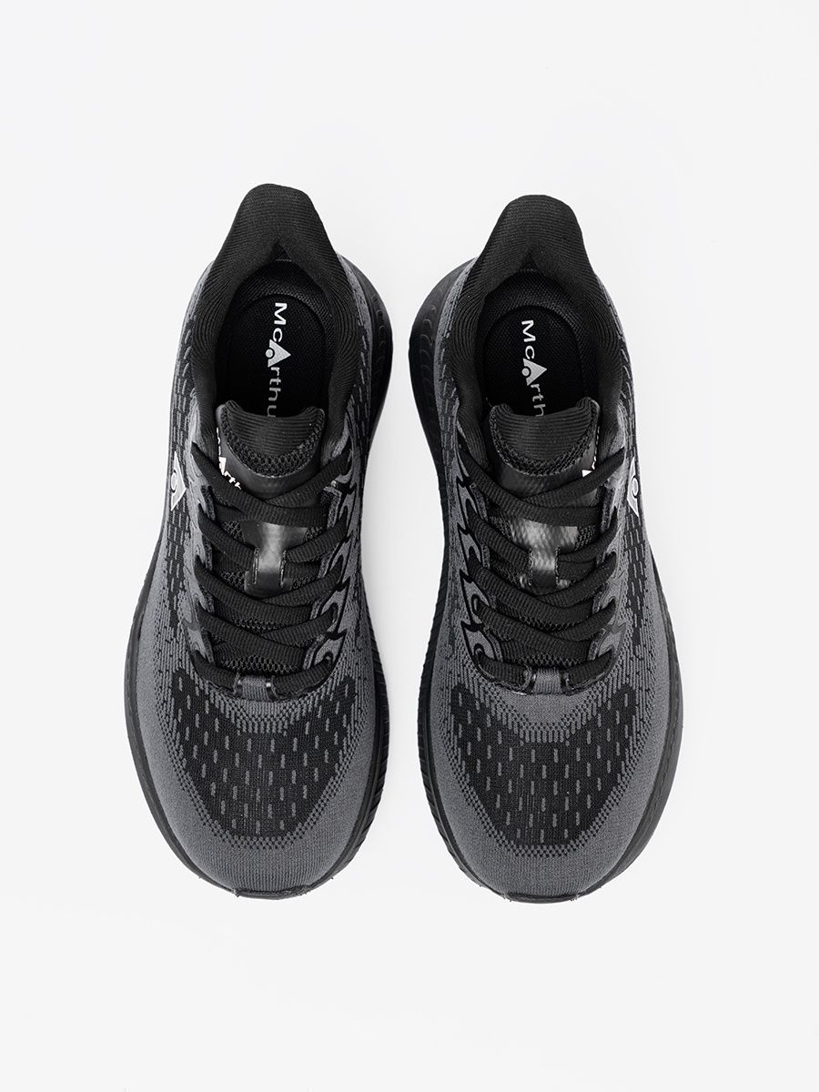 Könnyű fekete színű sneaker cipő szellős felsőrésszel