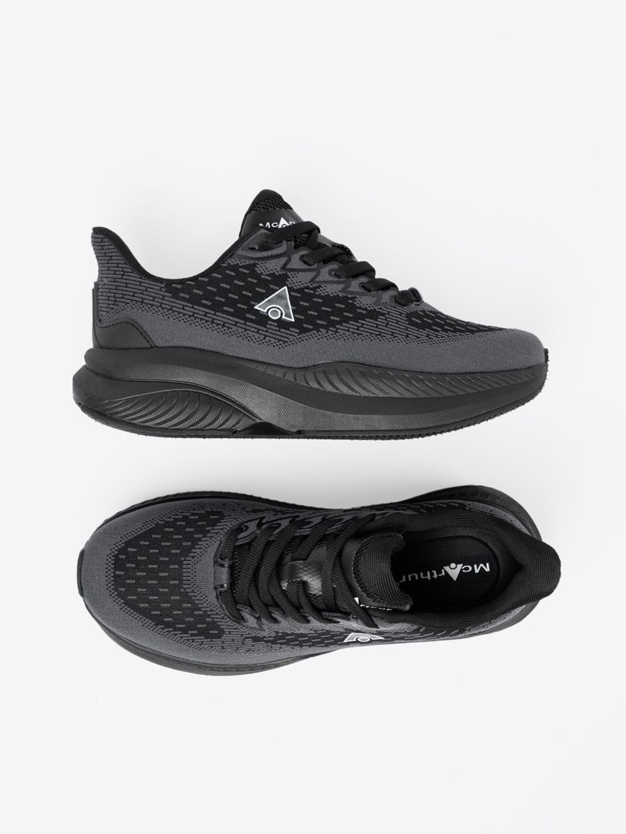 Könnyű fekete színű sneaker cipő szellős felsőrésszel