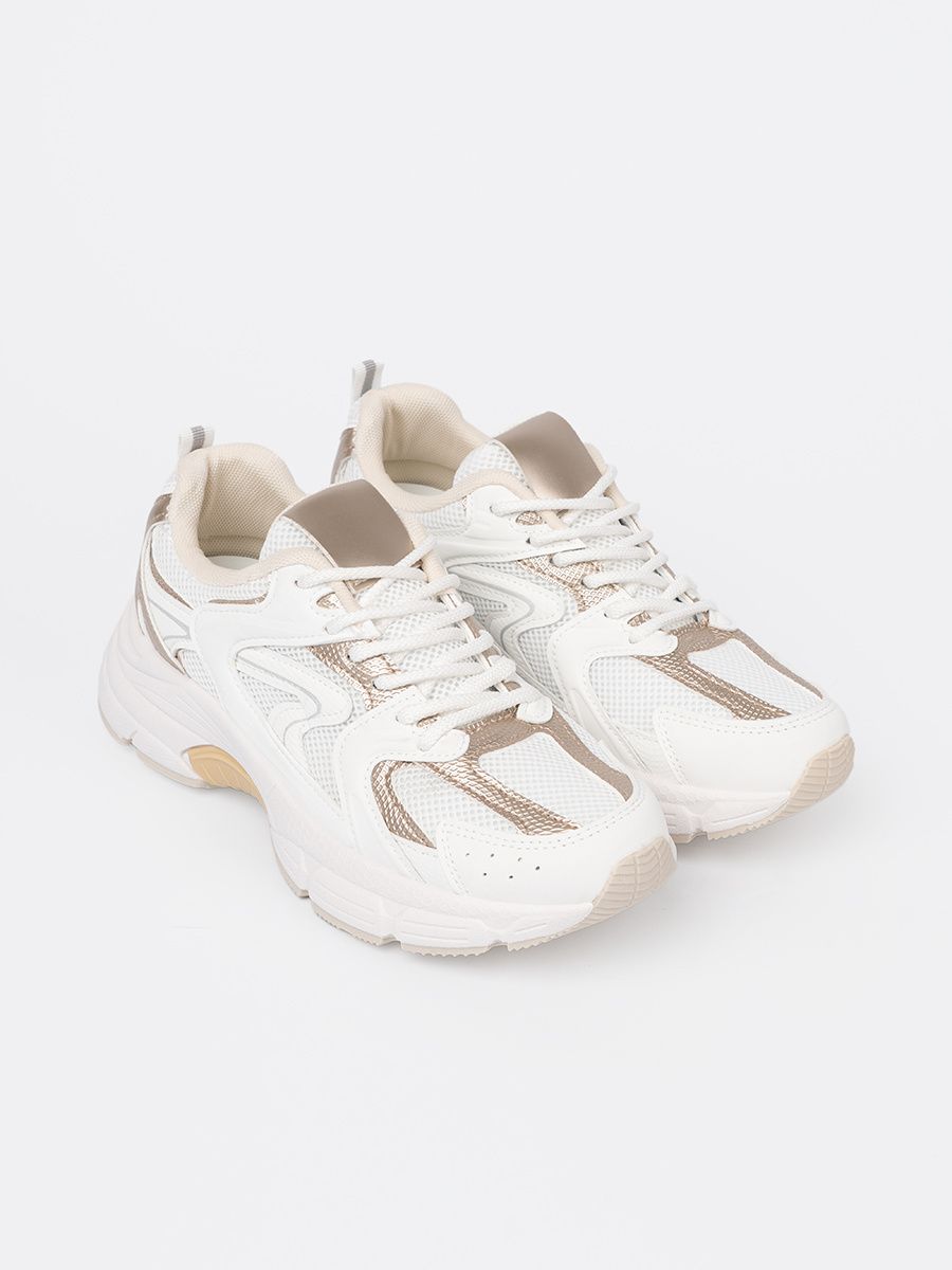 Fehér színű sneaker cipő bézs-aranyszínű részletekkel