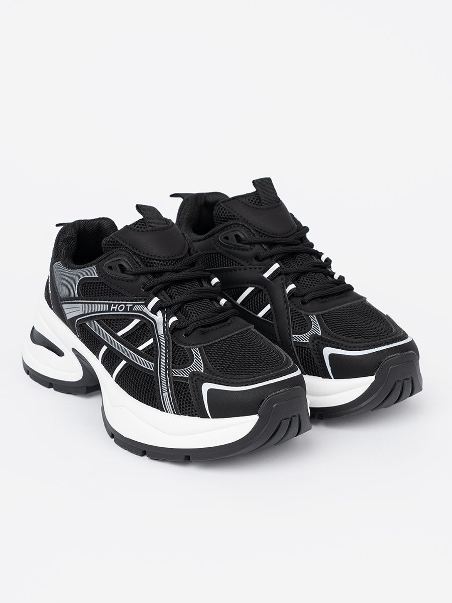 Fekete színű sneaker cipő szellős felsőrésszel és masszív fehér talppal