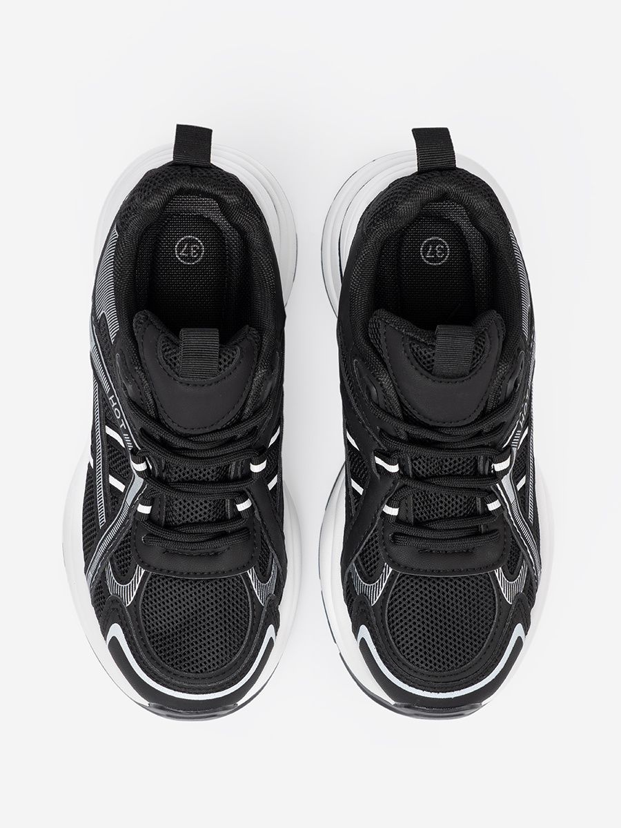 Fekete színű sneaker cipő szellős felsőrésszel és masszív fehér talppal