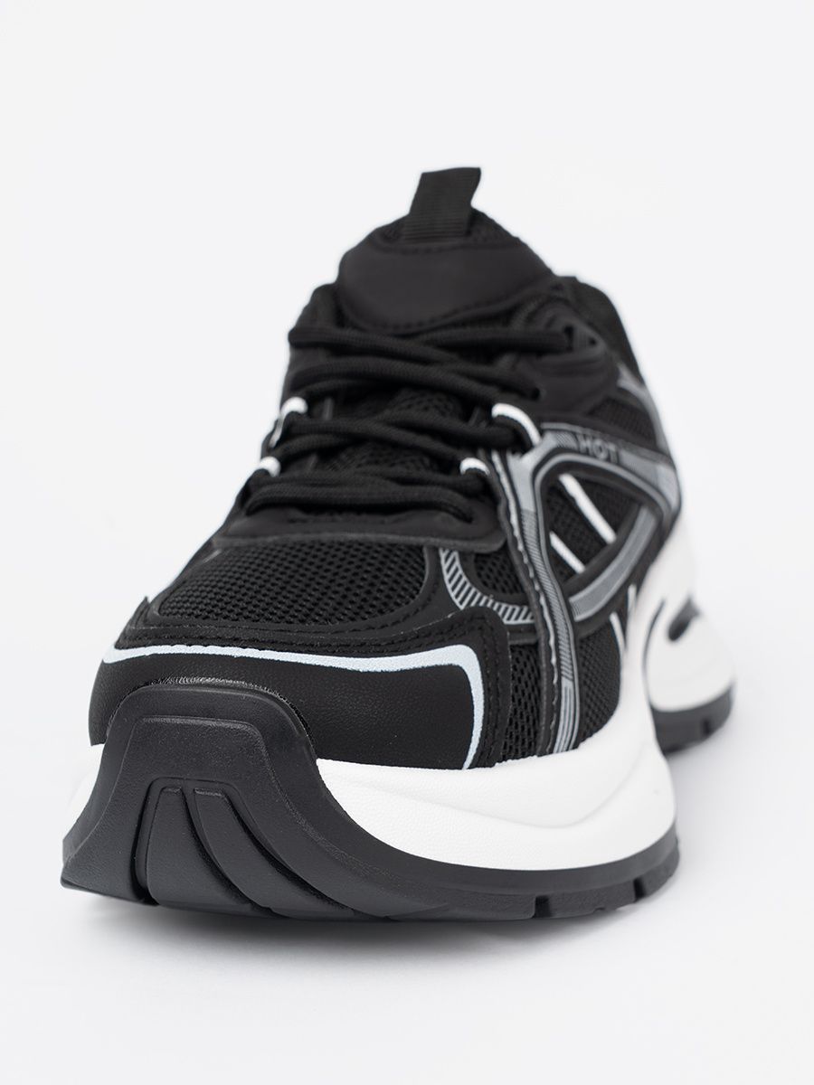Fekete színű sneaker cipő szellős felsőrésszel és masszív fehér talppal