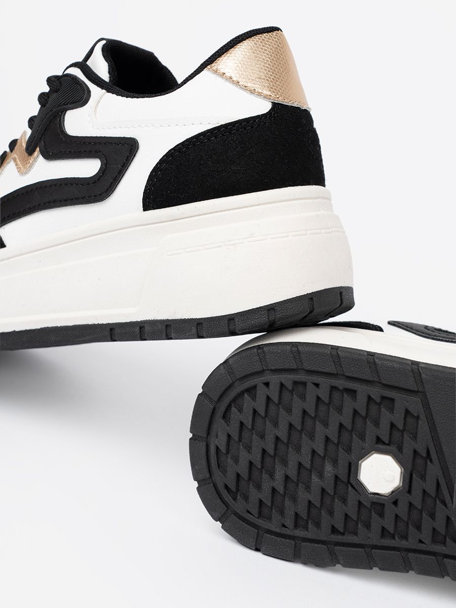 Fekete-fehér színű sneaker cipő aranyszínű részletekkel