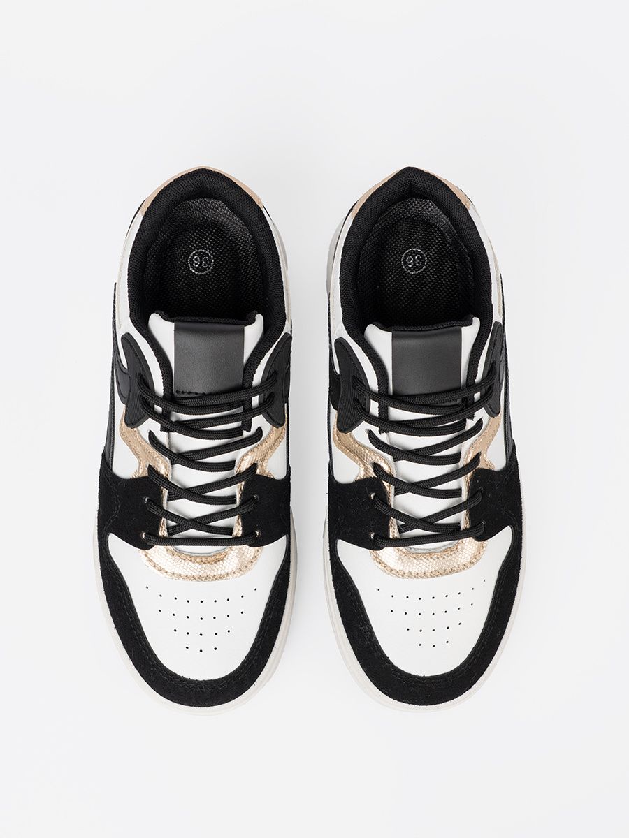 Fekete-fehér színű sneaker cipő aranyszínű részletekkel
