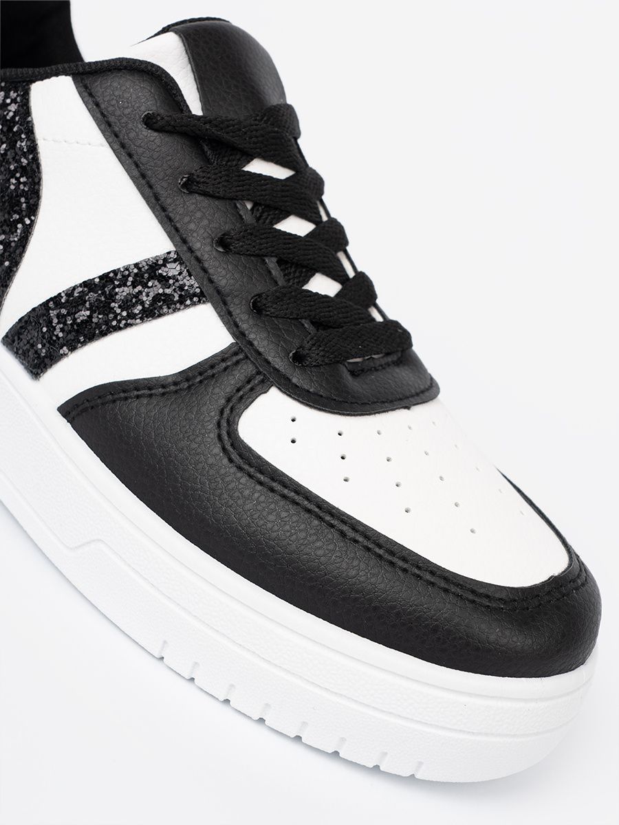 Stílusos fekete-fehér színű sneaker cipő csillogó részletekkel