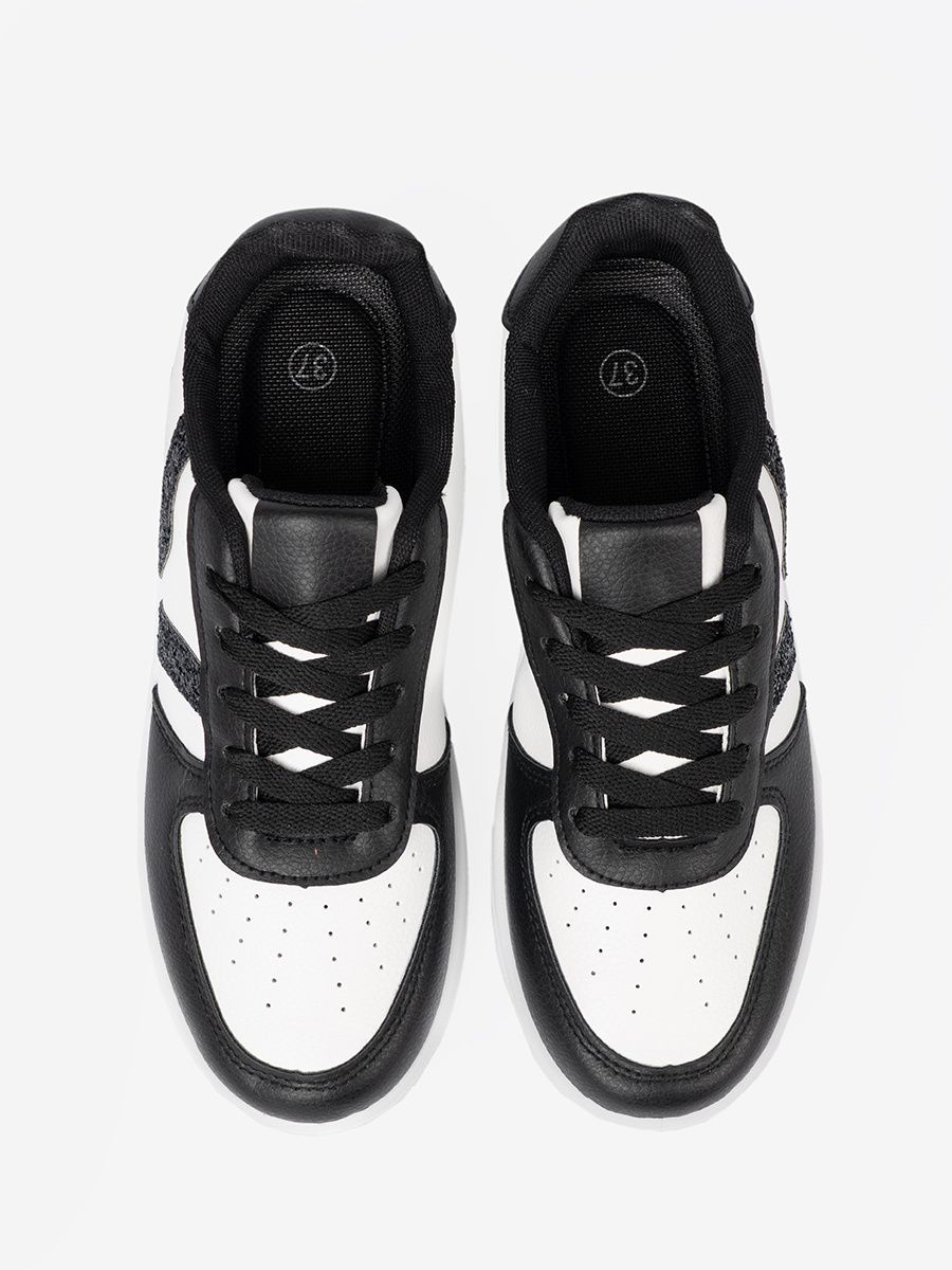 Stílusos fekete-fehér színű sneaker cipő csillogó részletekkel
