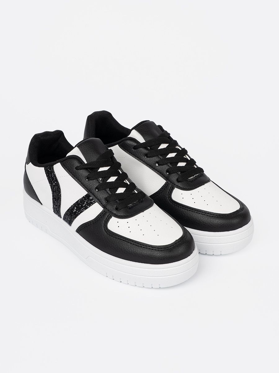 Stílusos fekete-fehér színű sneaker cipő csillogó részletekkel