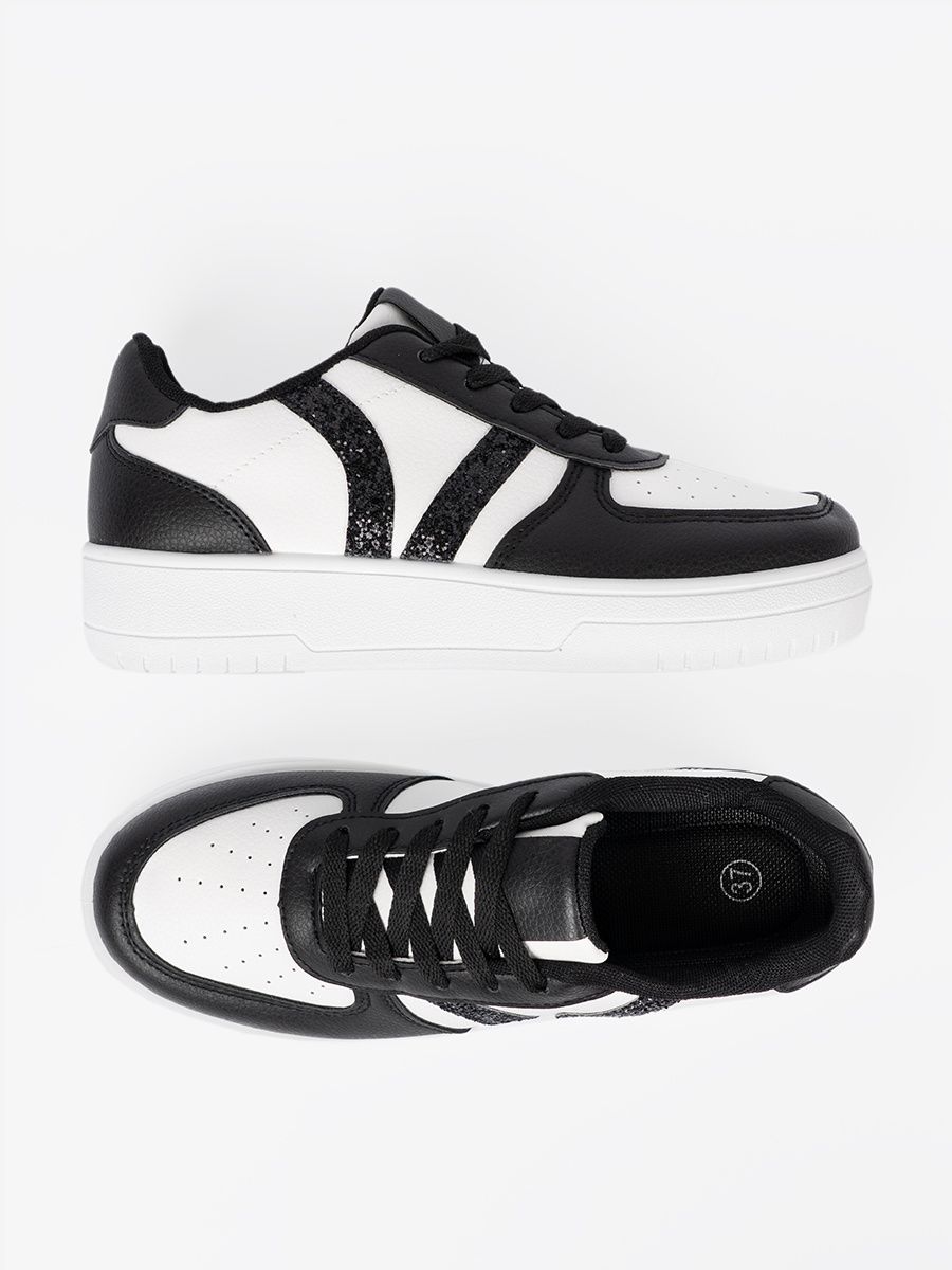 Stílusos fekete-fehér színű sneaker cipő csillogó részletekkel