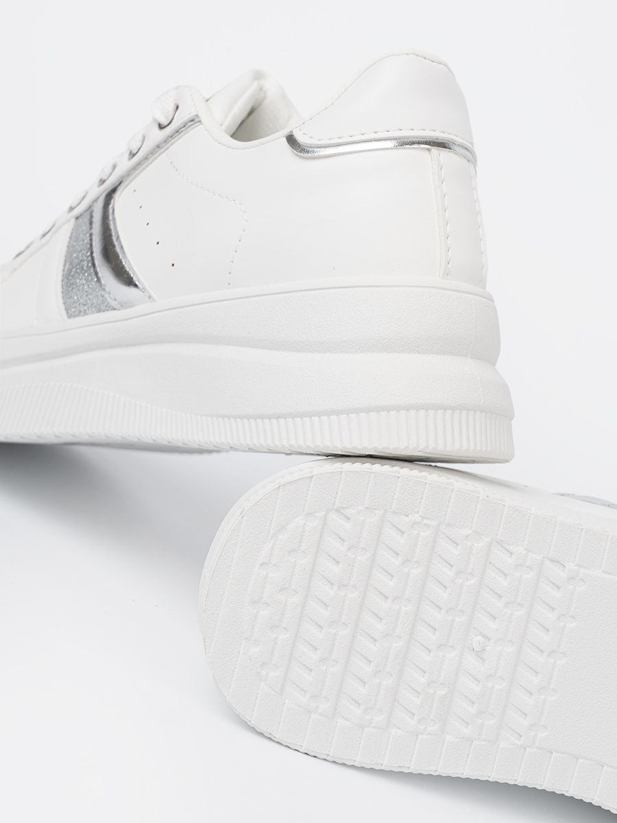 Fehér színű sneaker cipő fémes ezüstszínű akcentussal