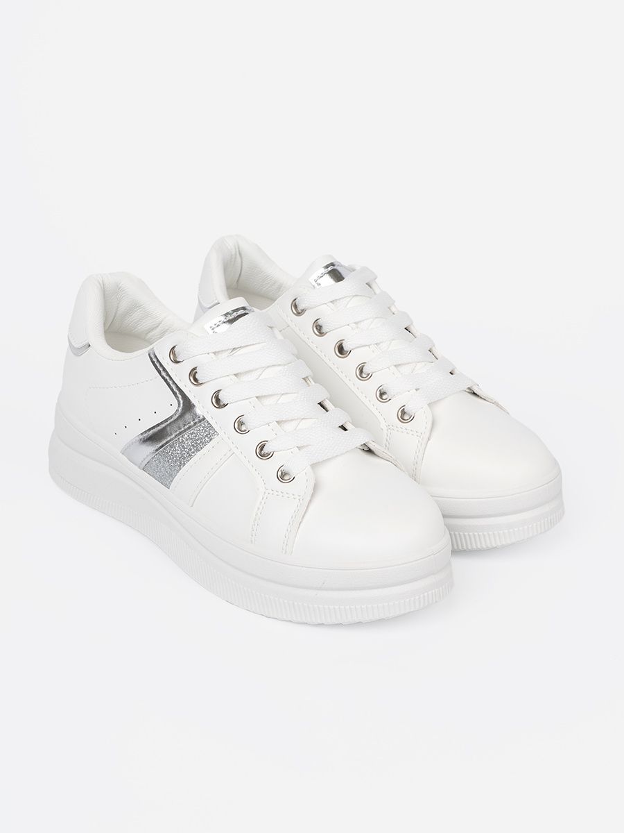 Fehér színű sneaker cipő fémes ezüstszínű akcentussal
