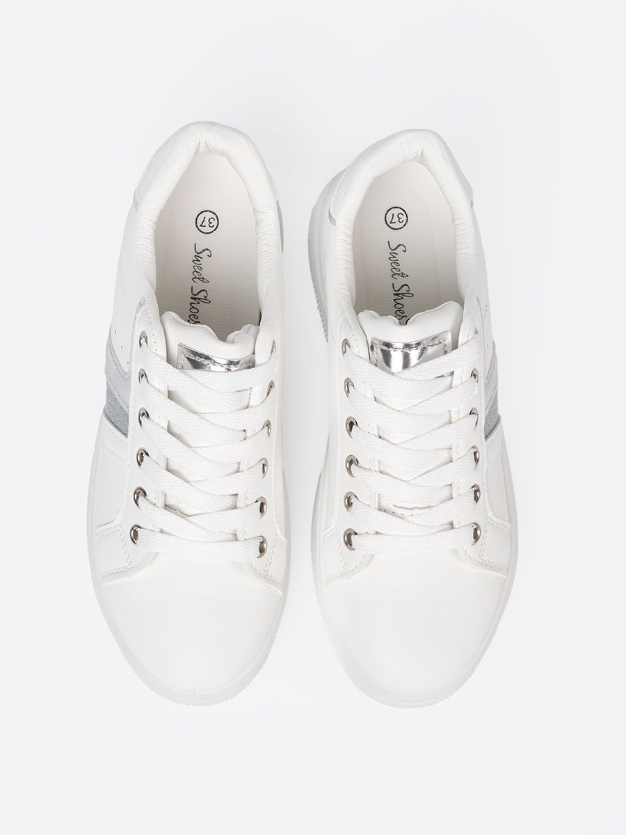 Fehér színű sneaker cipő fémes ezüstszínű akcentussal