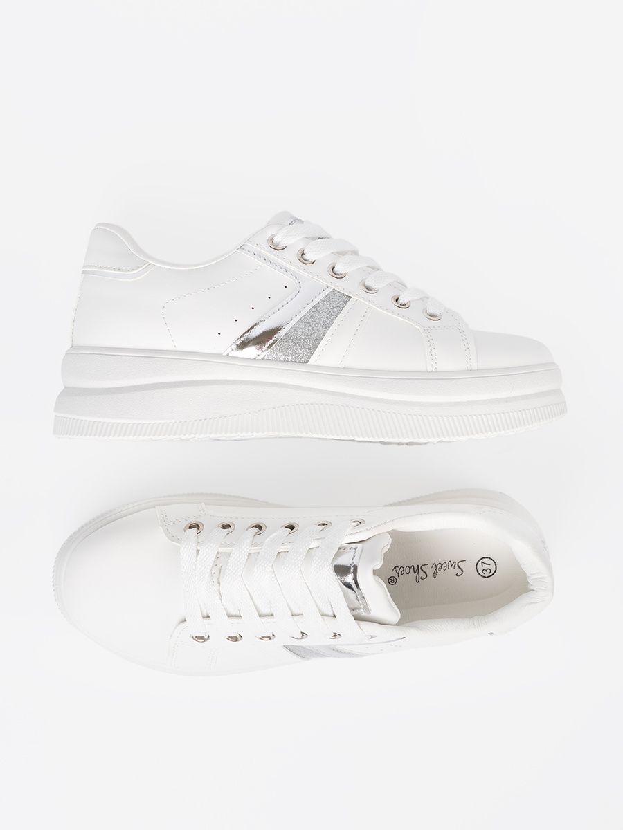 Fehér színű sneaker cipő fémes ezüstszínű akcentussal