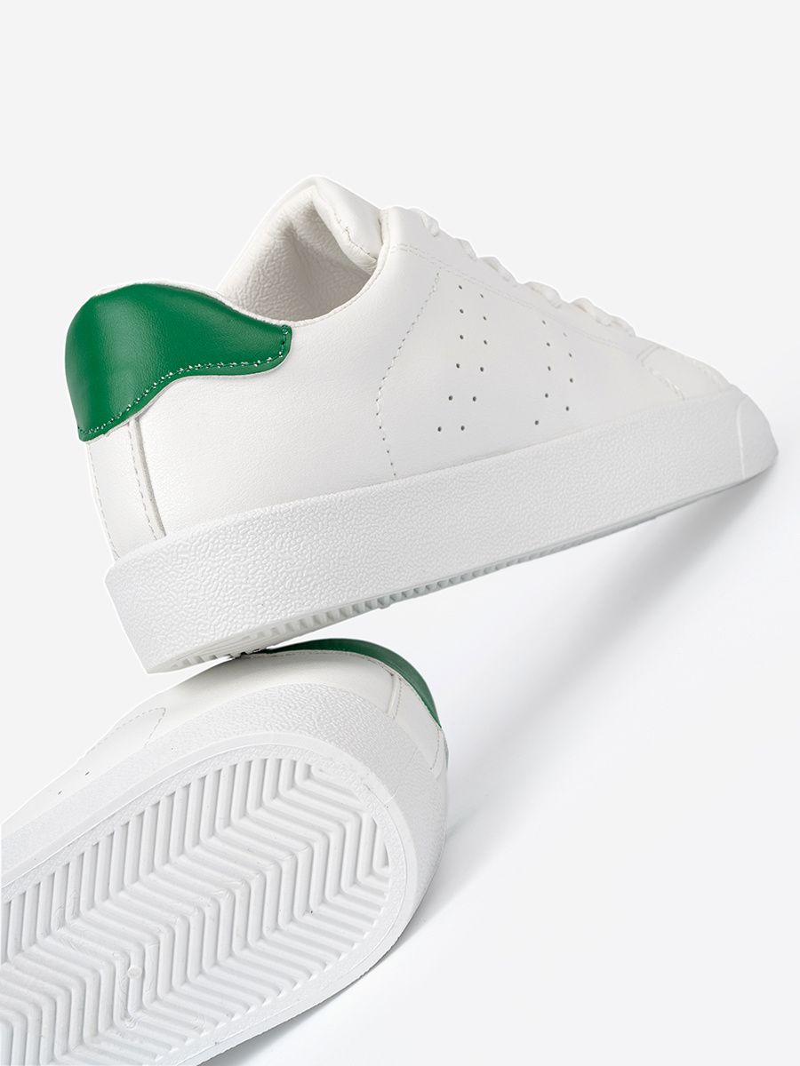 Klasszikus fehér színű sneaker cipő zöld akcentussal
