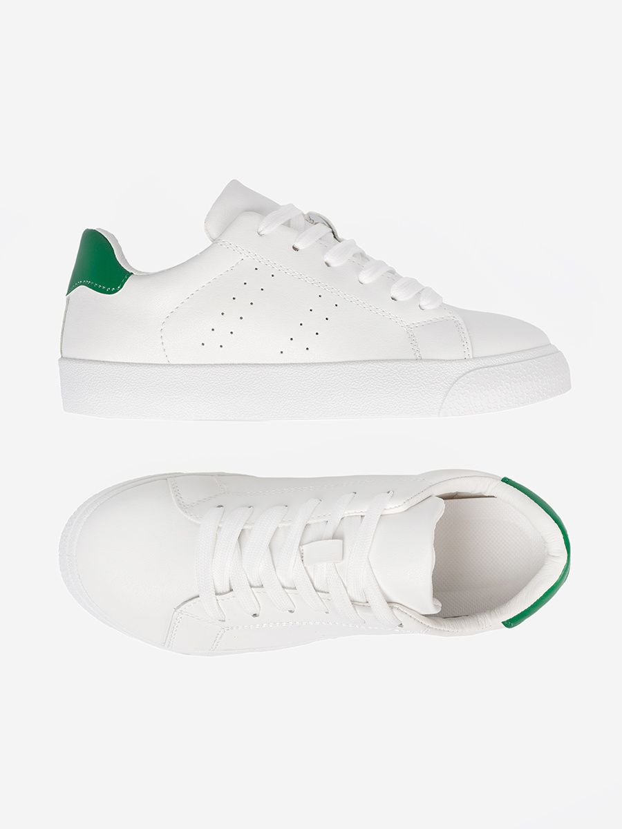 Klasszikus fehér színű sneaker cipő zöld akcentussal