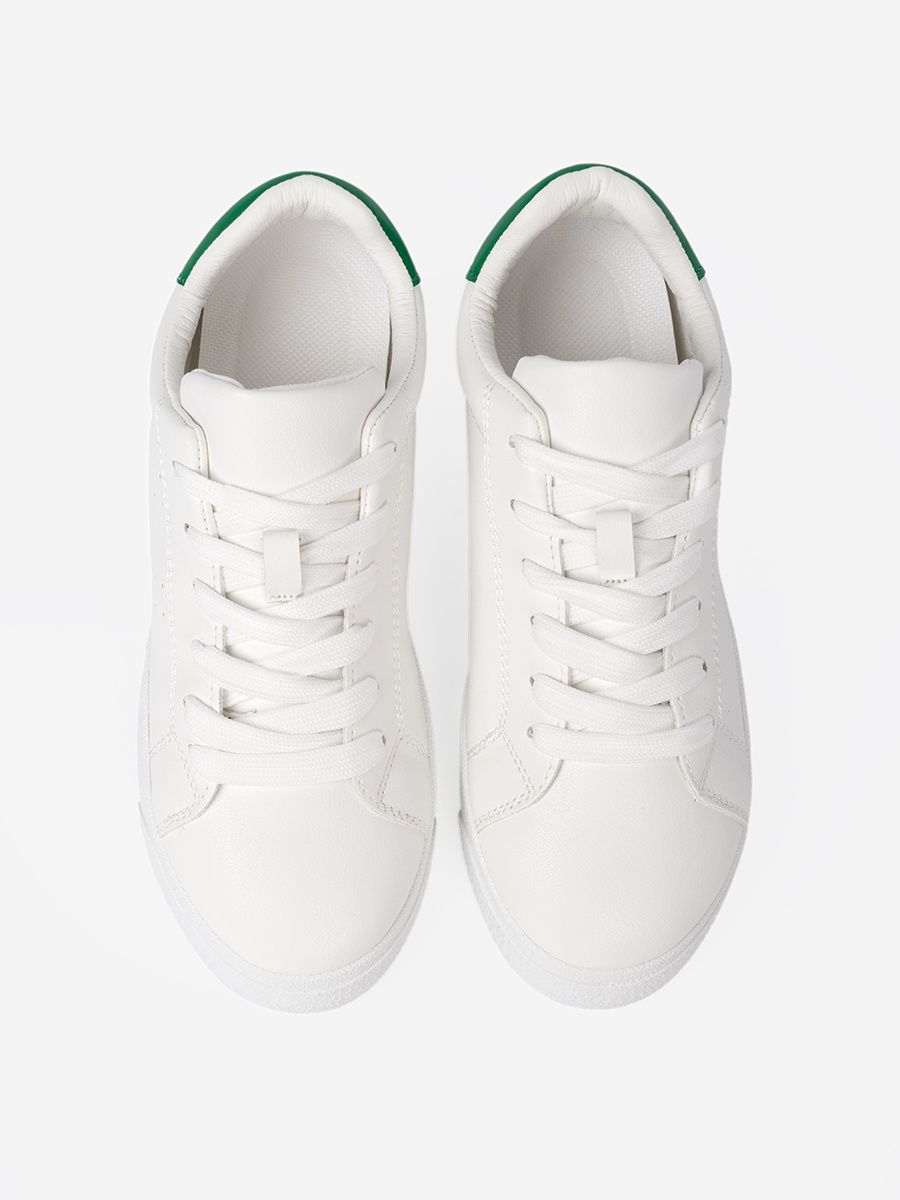 Klasszikus fehér színű sneaker cipő zöld akcentussal