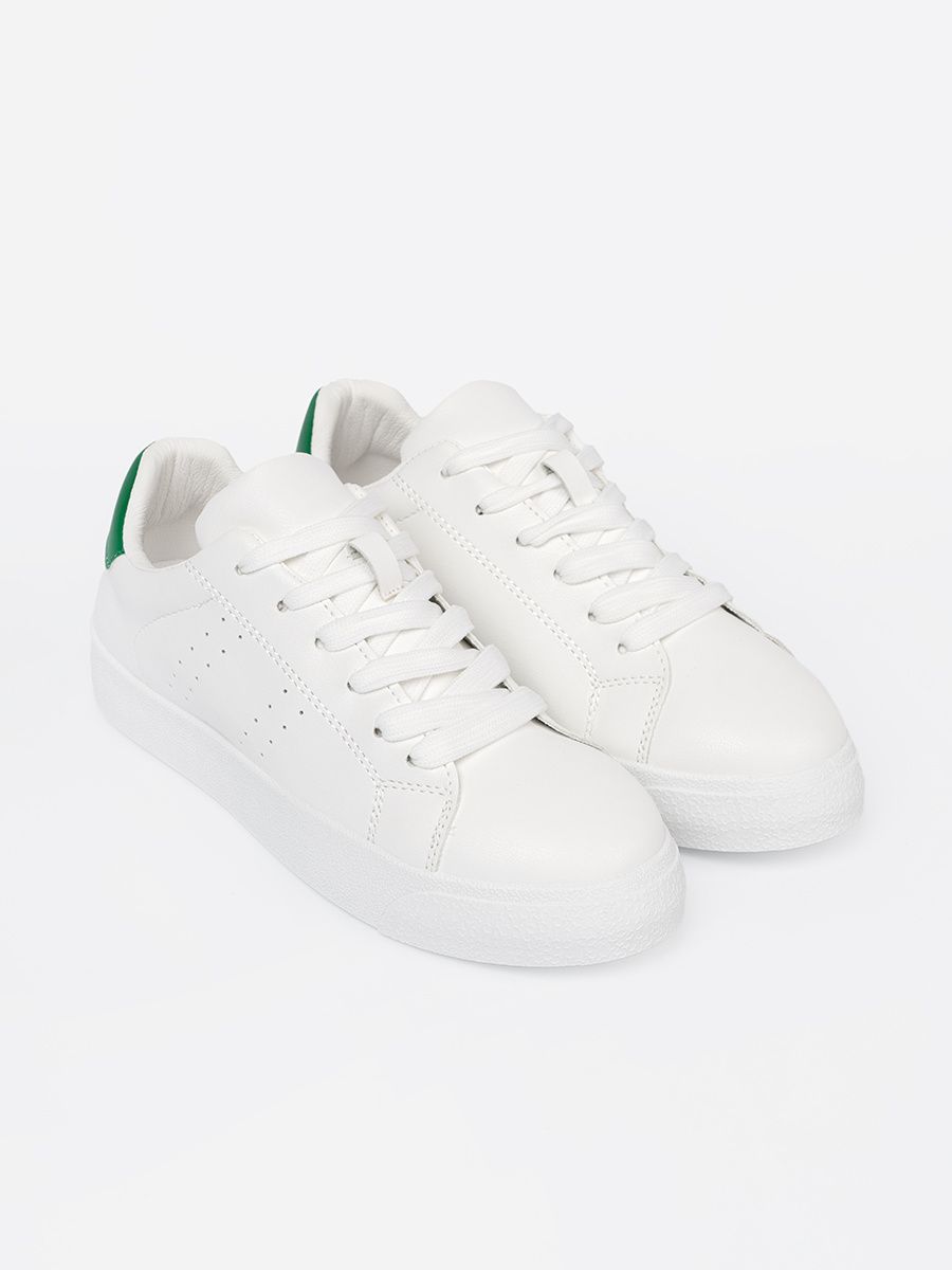 Klasszikus fehér színű sneaker cipő zöld akcentussal