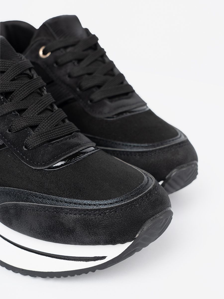 Fekete színű sneaker cipő fényes részletekkel