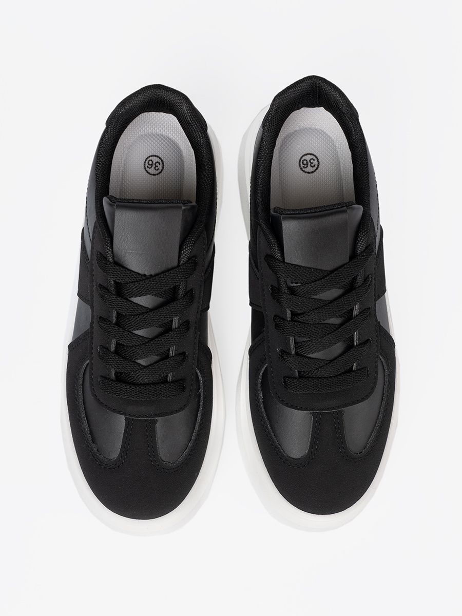 Klasszikus fekete színű sneaker cipő vastag talppal