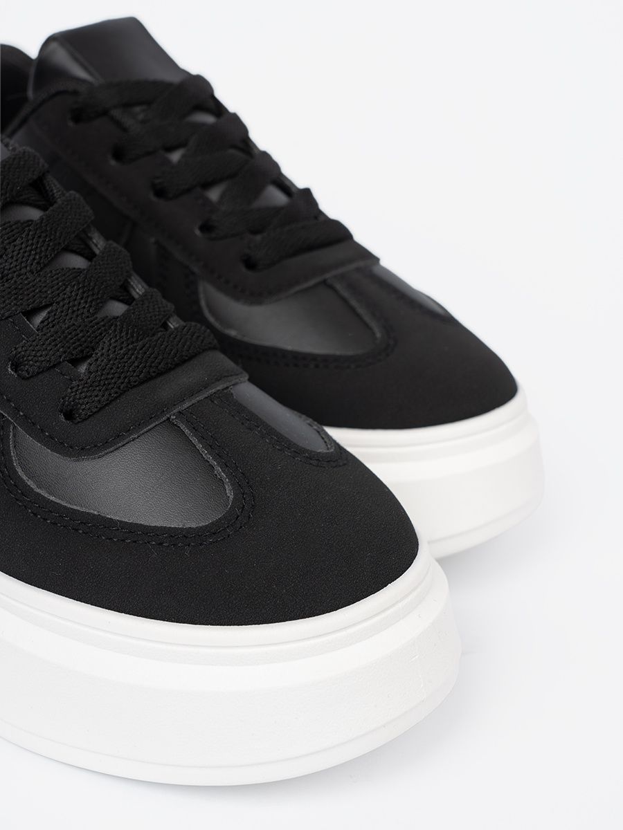 Klasszikus fekete színű sneaker cipő vastag talppal
