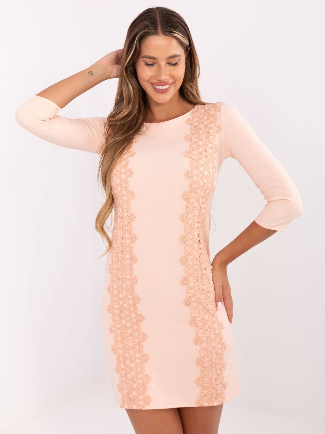 Barackszínű koktélruha csipkével