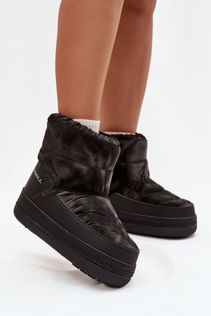 Fekete cipő műbőrből és szintetikus anyagból
