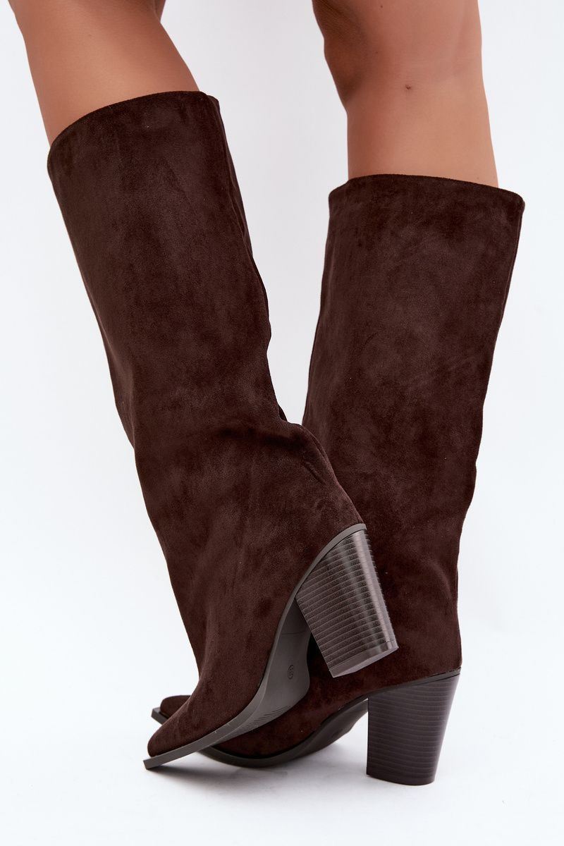 Velúrhatású, barna színű csizma vastag sarokkal