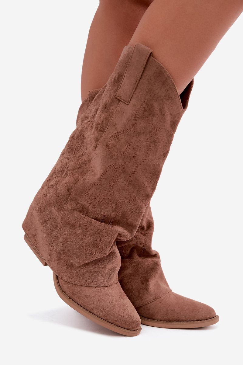 Barna színű, velúr ökobőr cowboy csizma felhajtott szárral és sarokkal