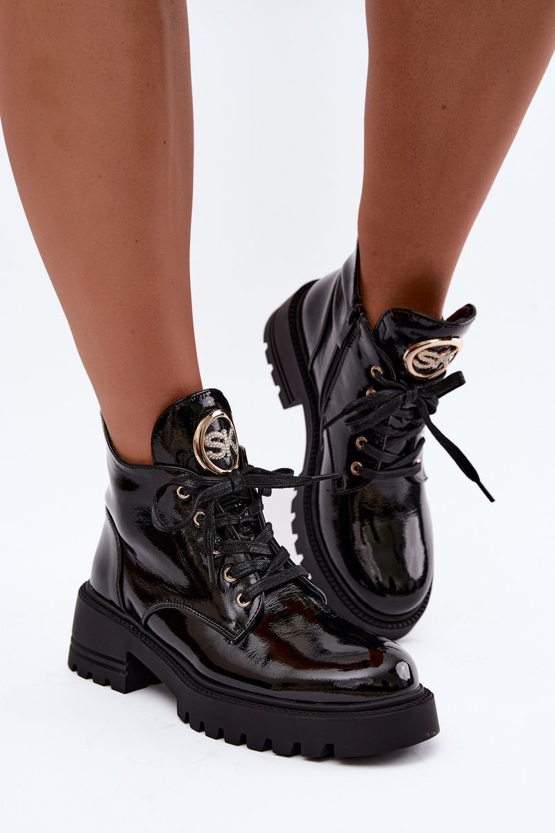 Lakkozott, bélelt bokacipő arany részlettel - fekete színű
