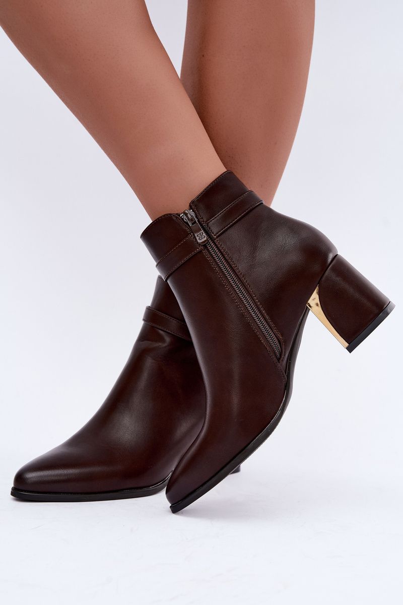 Barna színű, díszes pánttal és csattal ellátott bokacsizma vastag sarokkal
