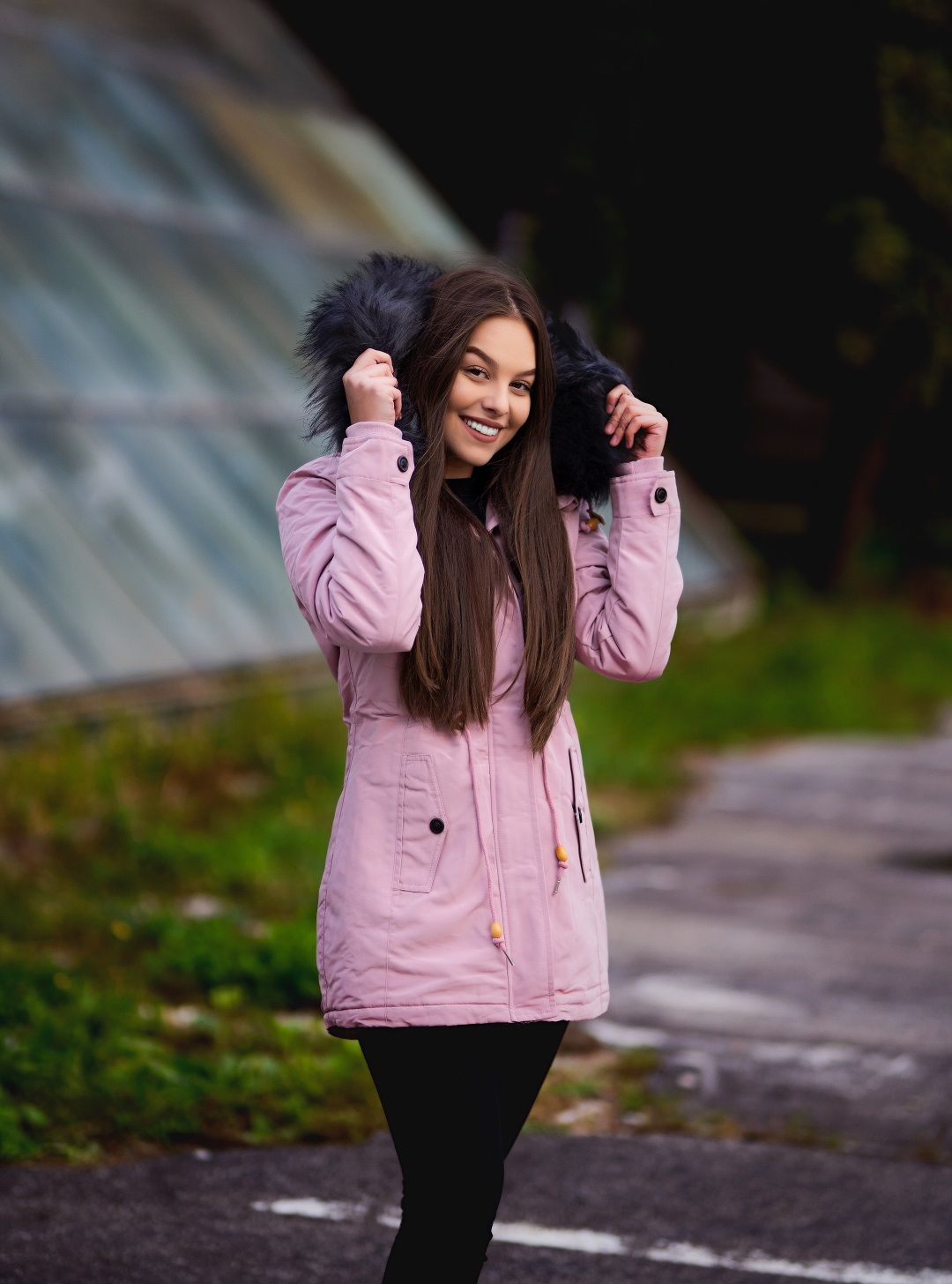 Fekete színű parka plüssel az őszi/téli szezonra