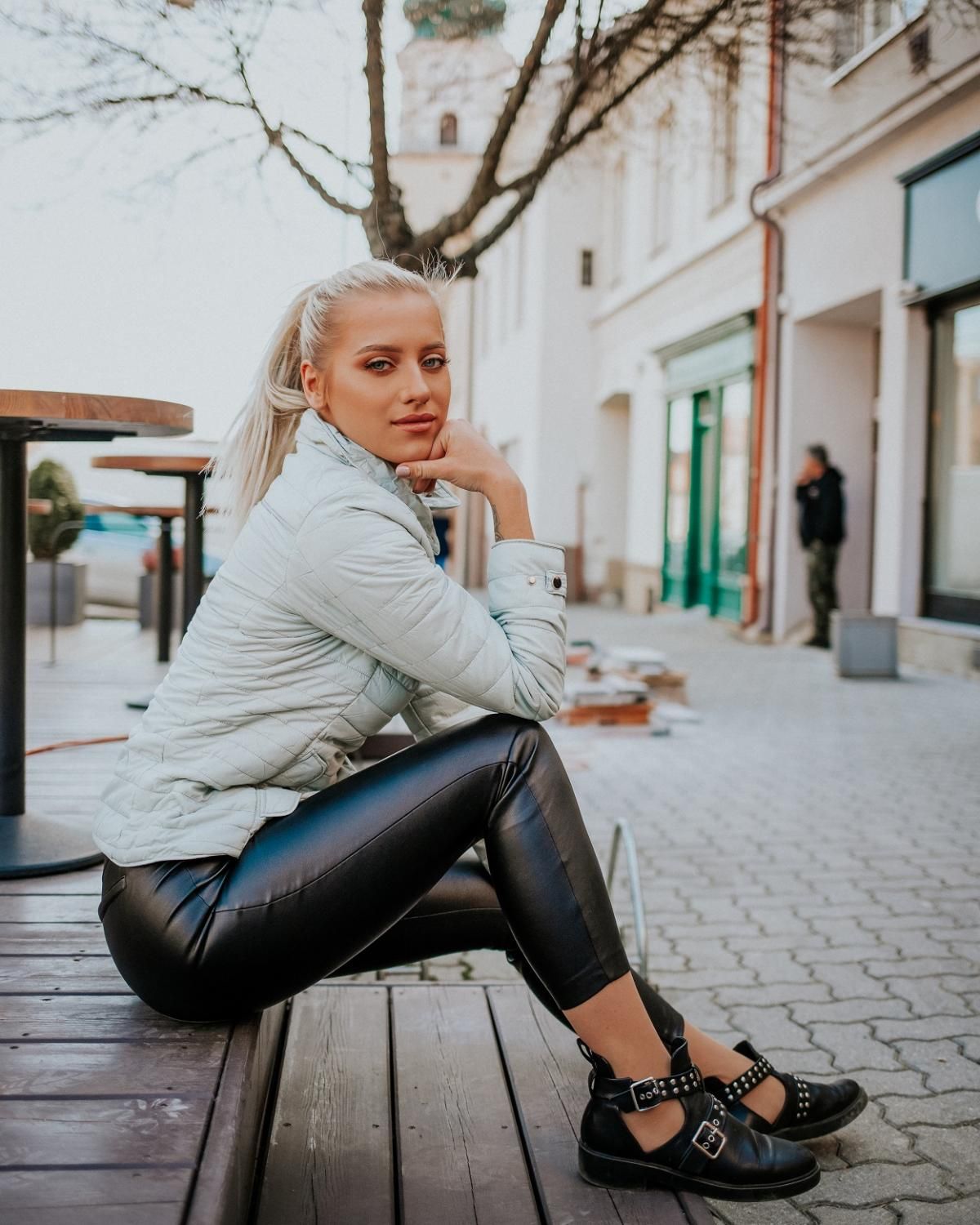 Piros színű steppelt tavaszi dzseki