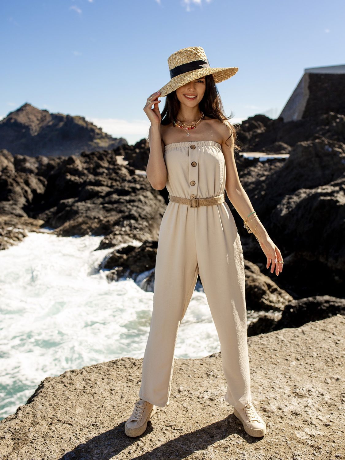 Világosbézs színű overál övvel