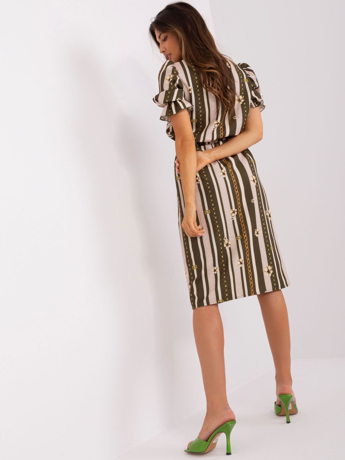 Khaki midi ruha nyomattal és rövid ujjakkal