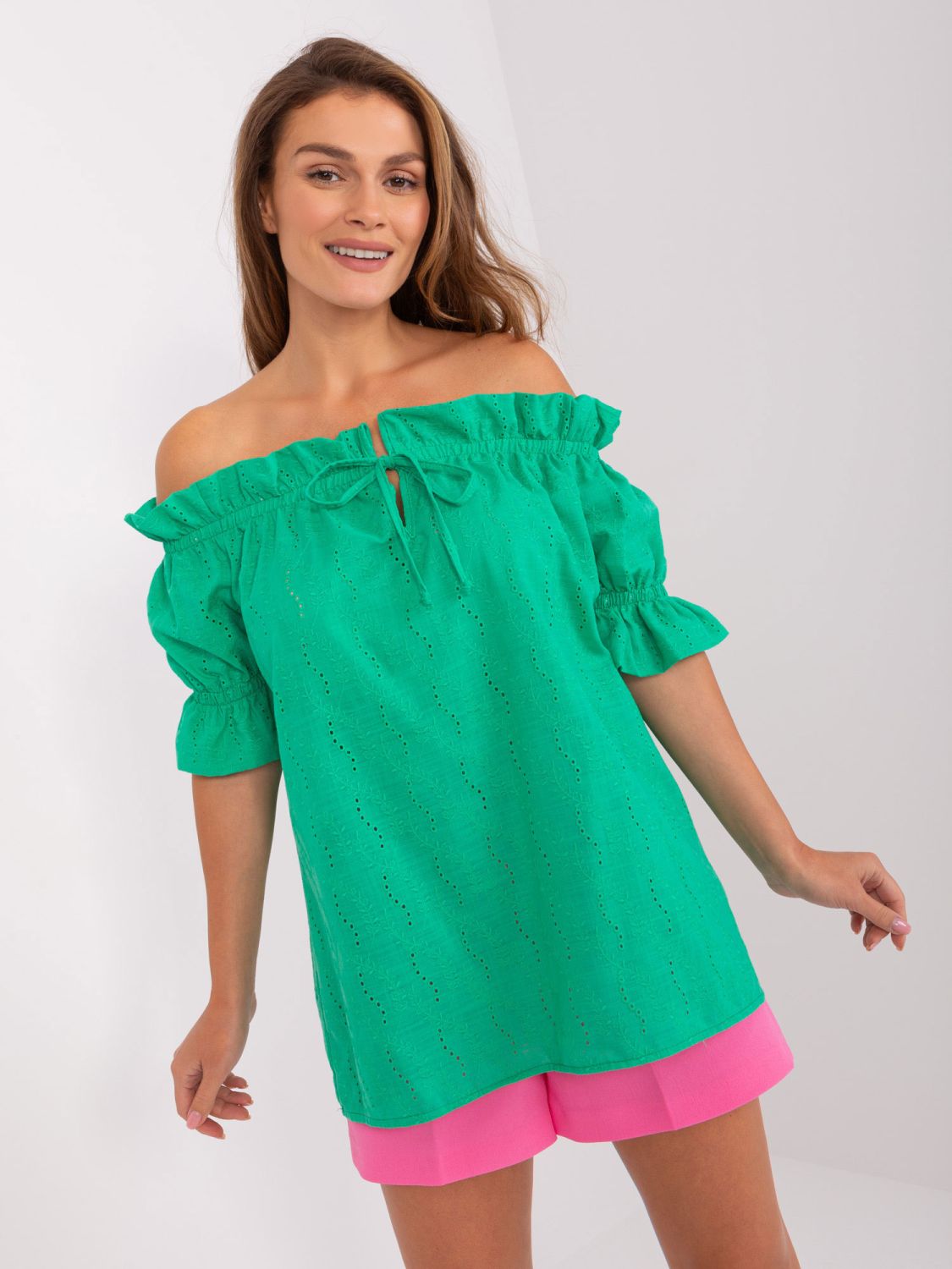 Zöld színű rövid ujjú blúz off shoulder stílusban