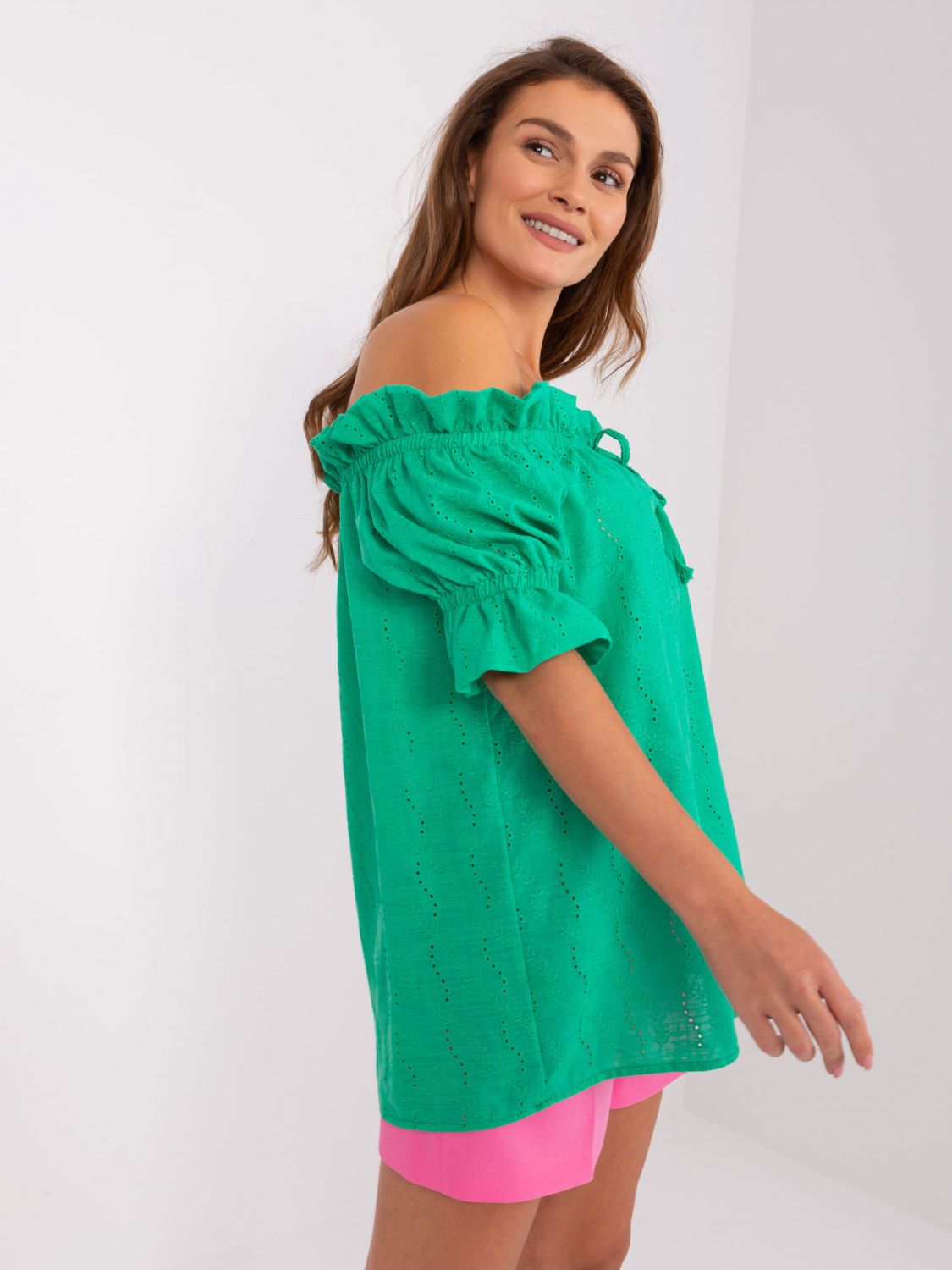 Zöld színű rövid ujjú blúz off shoulder stílusban