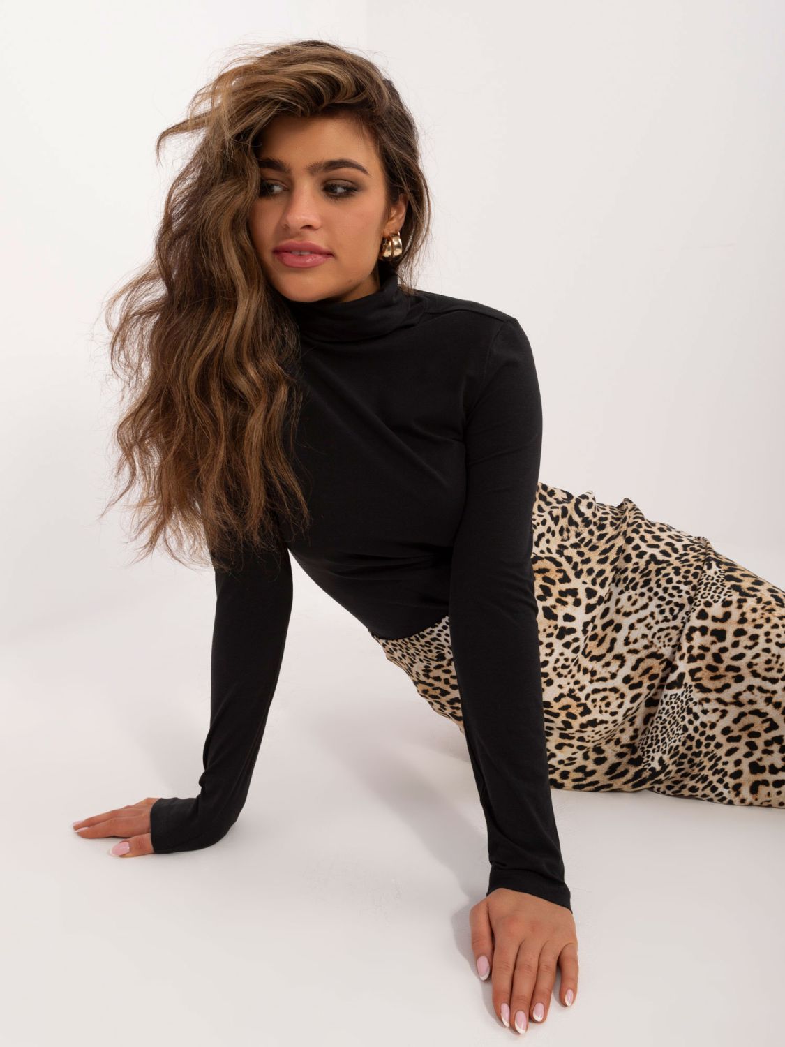 Stílusos fekete színű garbós top hosszú ujjakkal