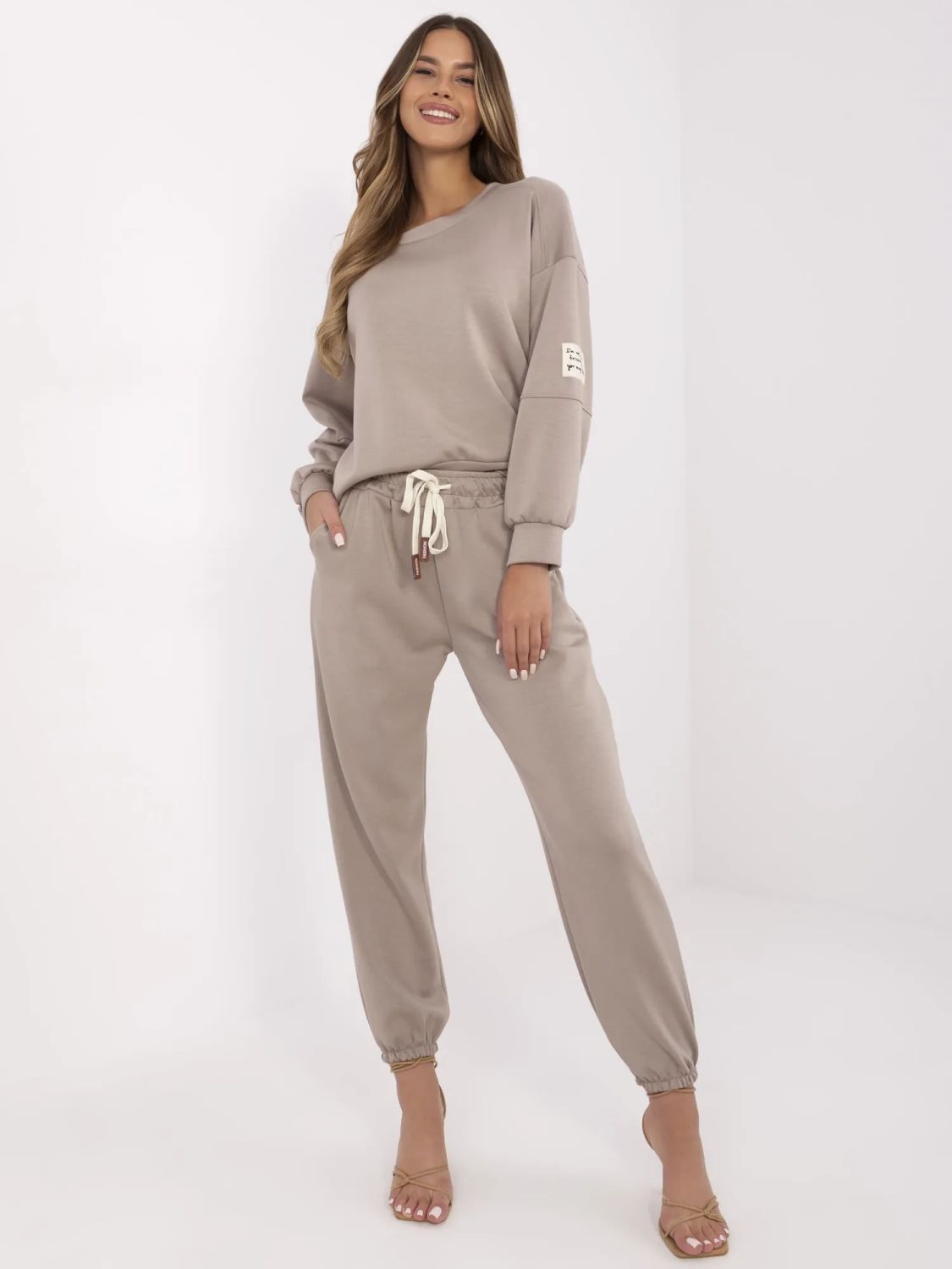 Stílusos sötétbézs színű szett