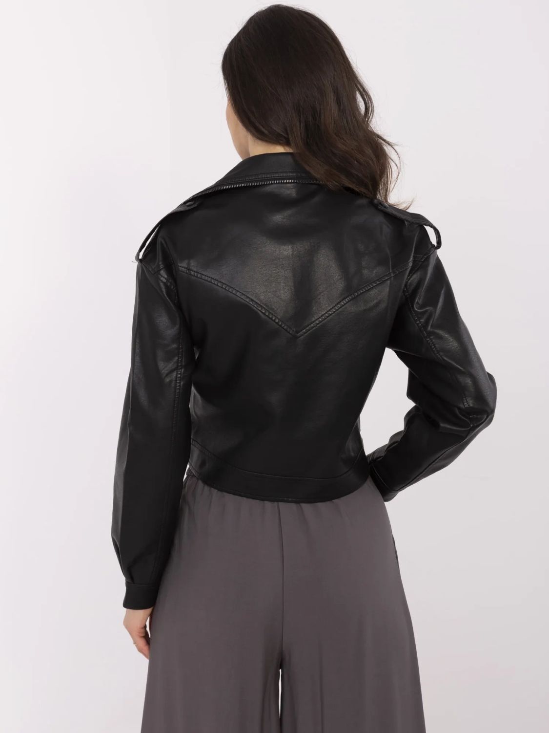 Stílusos fekete átmeneti dzseki