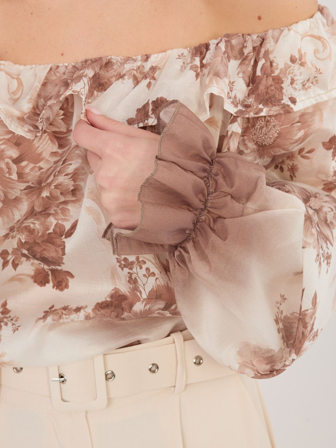 Bézs színű nyitott vállú virágmintás blúz