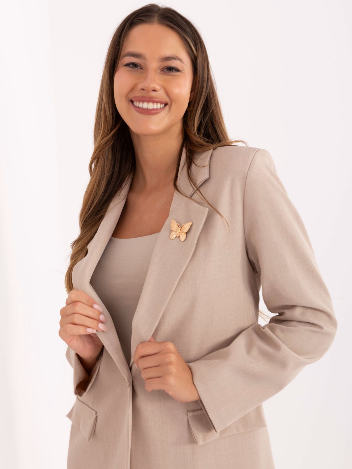 Bézs színű elegáns blézer béléssel és brossal