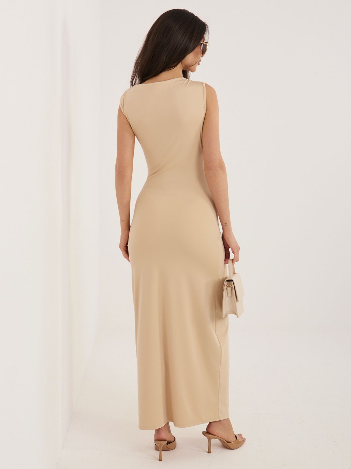 Bézs színű ujjatlan midi ceruzaruha