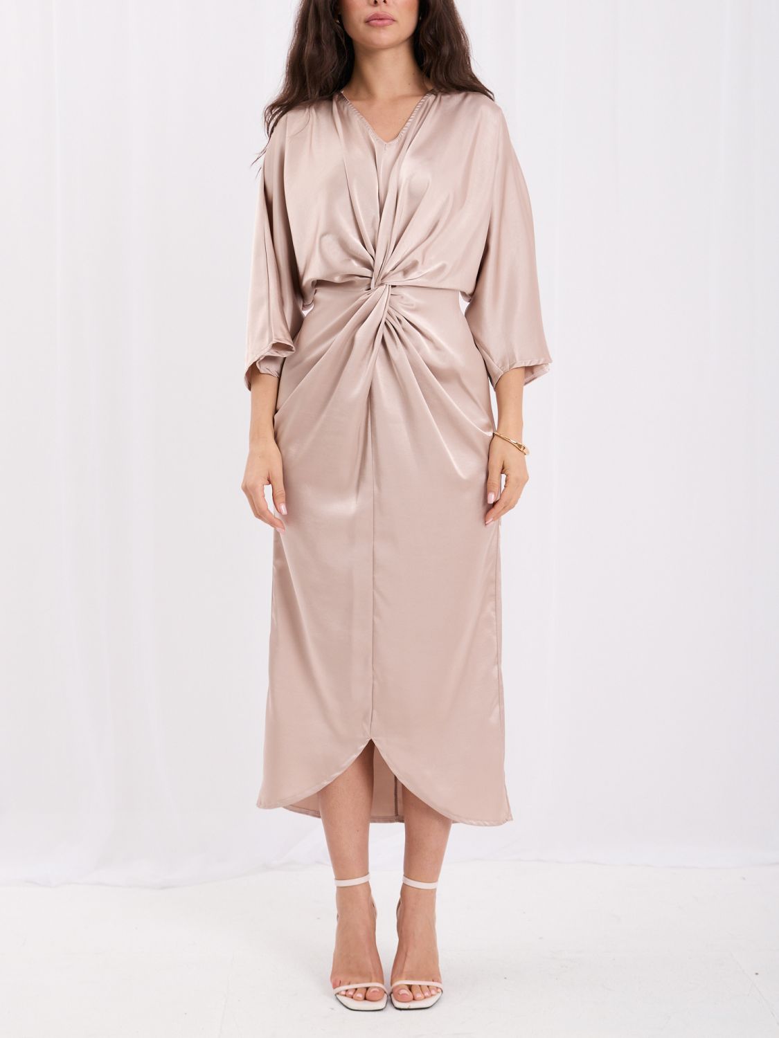 Bézs színű aszimmetrikus midi ruha 3/4-es ujjakkal