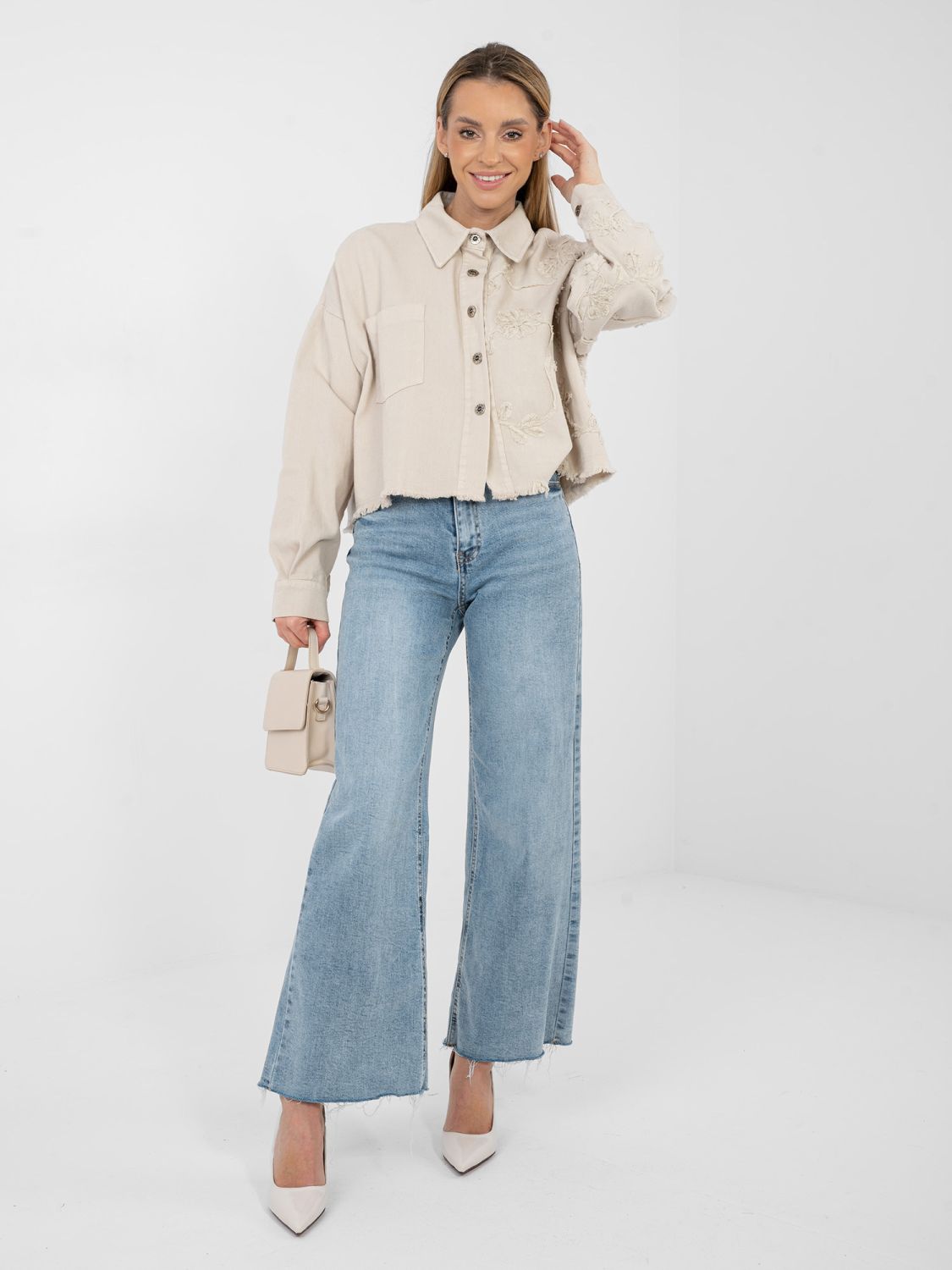 Bézs rövid farmerdzseki virágos applikációval