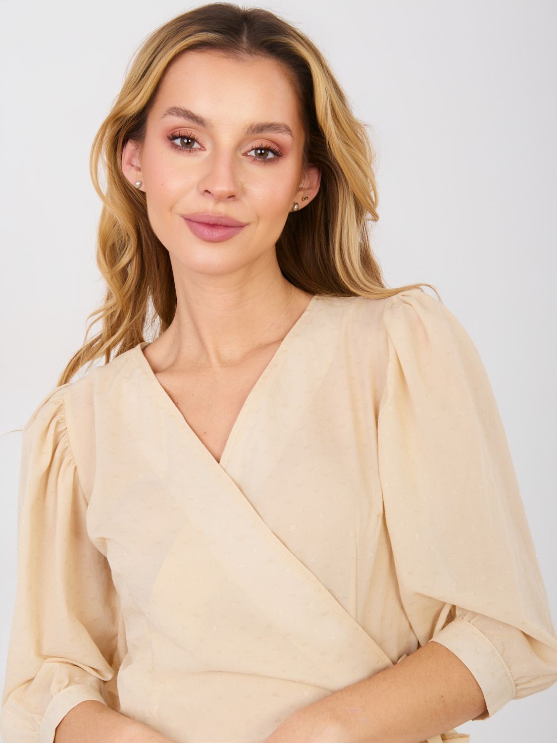 Bézs színű átkötős koktélruha applikációval