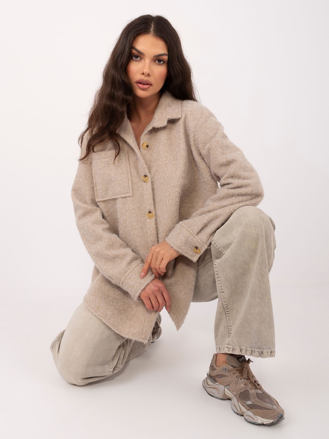 Bézs színű átmeneti dzseki gallérral és zsebekkel