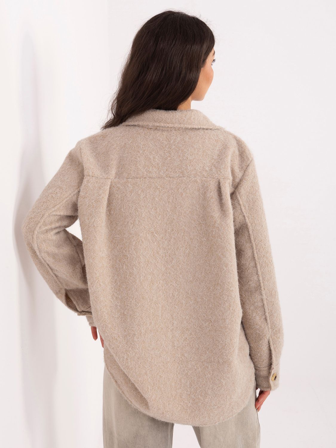 Bézs színű átmeneti dzseki gallérral és zsebekkel